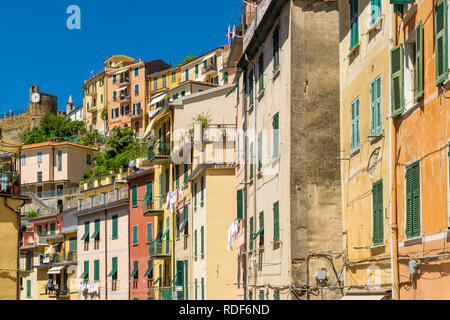 Farbenfrohe Häuser von Riomaggiore Cinque Terre Liguria, Italien Foto Stock