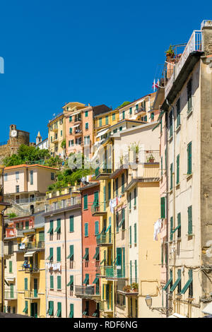 Farbenfrohe Häuser von Riomaggiore Cinque Terre Liguria, Italien Foto Stock