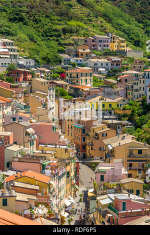 Farbenfrohe Häuser von Riomaggiore Cinque Terre Liguria, Italien Foto Stock