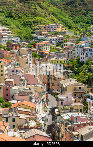 Farbenfrohe Häuser von Riomaggiore Cinque Terre Liguria, Italien Foto Stock