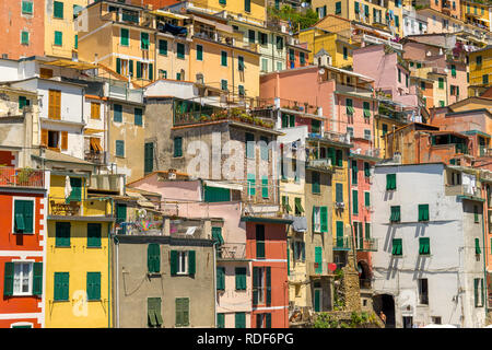 Farbenfrohe Häuser von Riomaggiore Cinque Terre Liguria, Italien Foto Stock