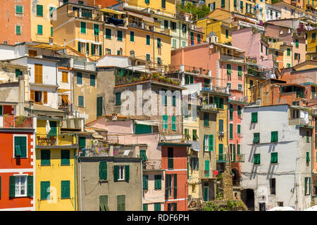 Farbenfrohe Häuser von Riomaggiore Cinque Terre Liguria, Italien Foto Stock