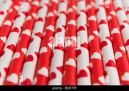 Rosso e bianco in plastica ecologica carta libera paglia con cuori, soft focus Foto Stock