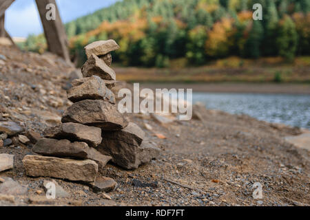 Qui è una piccola pila di rocce che sono state costruite accanto a un serbatoio di bassa. Essa crea una bella caratteristica lungo il lato del paesaggio. Foto Stock