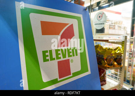 SEOUL, Corea del Sud - circa maggio, 2017: Immagine ravvicinata di 7-11 convenience store segno. Foto Stock