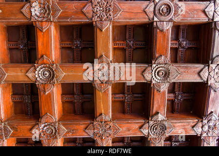 Ornato soffitto in legno, Padmanabhapuram Palace, tipica architettura del Kerala, Tamil Nadu, India Foto Stock