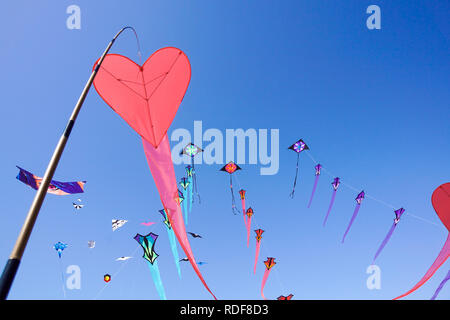 Cuore rosso Kite in un cielo blu in fght Foto Stock