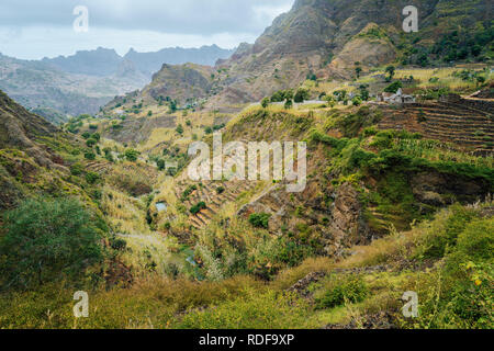Grande panorama di terrazze e campi di fattorie vicino a Ribeira Grande. Santo Antao Isola, Capo Verde Foto Stock
