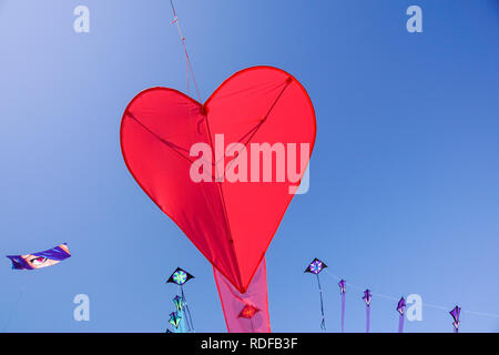 Cuore rosso Kite in un cielo blu in fght Foto Stock