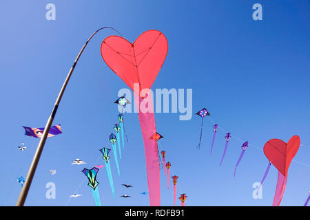 Cuore rosso Kite in un cielo blu in fght Foto Stock