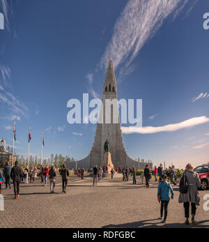 Turisti e Chiesa Hallgrimskirkja, Reykjavik, Islanda Foto Stock