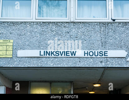 Casa LInksview nome sign, dagli anni sessanta del consiglio sede sociale torre di cemento, blocco di Leith, Edimburgo, Scozia, Regno Unito Foto Stock