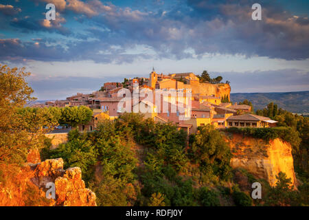 Alba sul villaggio sulla collina di Roussillon nel Luberon, Provenza Francia Foto Stock