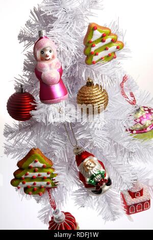 In plastica bianca ad albero di Natale, ripiegabile, con decorazione di Natale Foto Stock