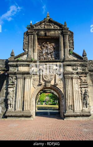 Entrata al vecchio Forte Santiago, Intramuros, Manila, Luzon, Filippine Foto Stock