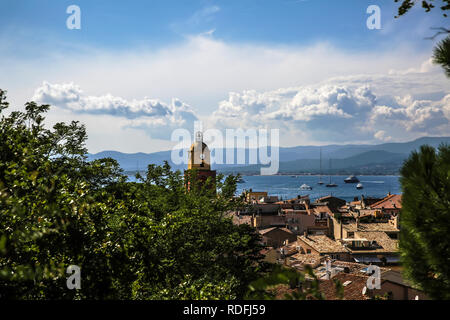 Storica città vecchia di St Tropez, un popolare resort sul mare Mediterraneo, Provenza, Francia Foto Stock