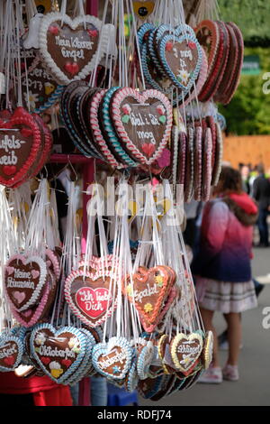 Pane di zenzero cuori in uno stand al Oktoberfest Monaco di Baviera Foto Stock