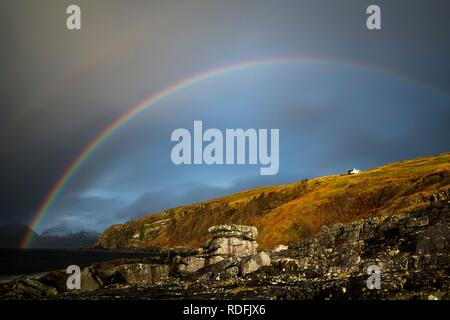 Le grandi rocce in acqua di mare del Nord con Cullin innevate montagne e rainbow in background, Elgol, Isola di Skye in Scozia Foto Stock