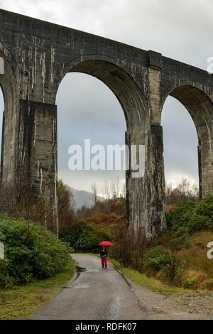 Glenfinnan viadotto ferroviario, con escursionista, Glenfinnan, West Highlands Scozia, Gran Bretagna, Scozia Foto Stock