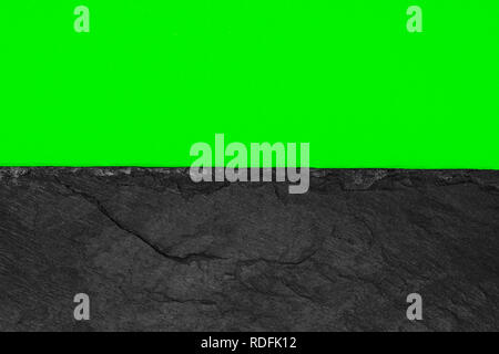 Sfondo astratto composizione della divisa a metà di colore verde vivo di carta e di pietra nera con spazio di copia Foto Stock