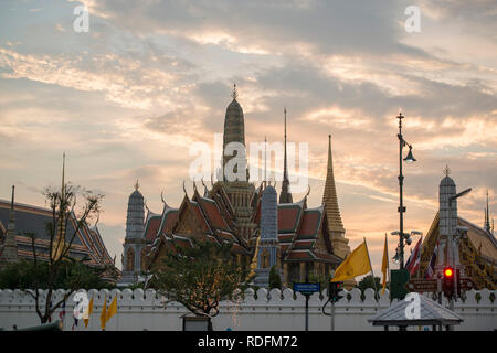 Il Wat Phra Kaew tempio di Banglamphu nella città di Bangkok in Thailandia in Southeastasia. Thailandia, Bangkok, Novembre 2018 Foto Stock