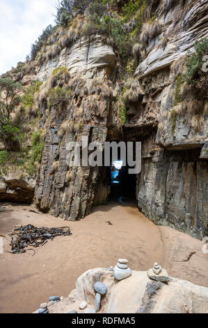 Notevole grotta, un tunnel eroso sotto una scogliera costiera, vicino a Port Arthur sulla Penisola della Tasmania in Tasmania. Foto Stock