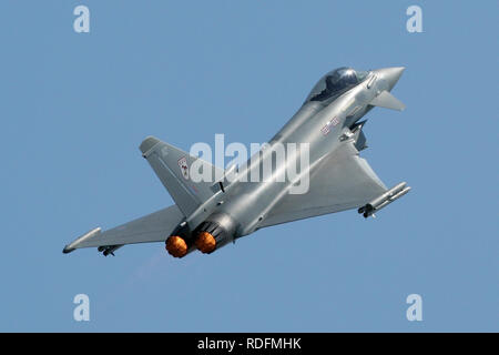 RAF Typhoon F2 da 29 Squadron arrampicata con afterburner durante il 2006 RAF Waddington air show. Foto Stock