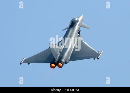 RAF Typhoon F2 da 29 Squadron arrampicata con afterburner durante il 2006 RAF Waddington air show. Foto Stock