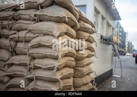 Il Checkpoint Charlie o Checkpoint C. confine tra Berlino Ovest e Berlino est alla guerra fredda il periodo. Città di sfocatura dello sfondo. Foto Stock