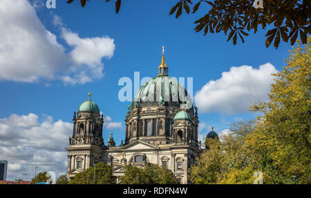 Berliner Dom, cattedrale chiesa sull isola Museum di Berlino in Germania. La parte superiore del monumento, natura e cielo blu sullo sfondo. Foto Stock