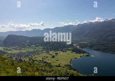 Villaggio Stara Fužina dal monte Vogar Foto Stock