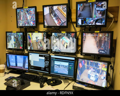 Sala di controllo con schermi di sicurezza Department Store, STATI UNITI D'AMERICA Foto Stock