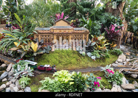 Il treno per le vacanze in mostra il Enid A. Haupt Conservatory è una tradizione di stagione a New York il Giardino Botanico, il Bronx, New York, Stati Uniti d'America Foto Stock