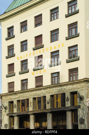 Raiffeisenlandesbank sulla Michaelerplatz di fronte il Palazzo di Hofburg di Vienna, Austria. Foto Stock