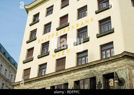 Raiffeisenlandesbank sulla Michaelerplatz di fronte il Palazzo di Hofburg di Vienna, Austria. Foto Stock