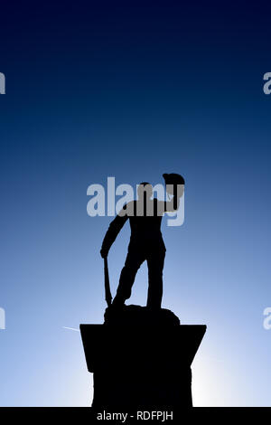 Lancashire Fusiliers Boer War Memorial, statua retroilluminata di soldato in silhouette con sfondo blu cielo in Bury lancashire uk Foto Stock