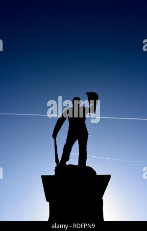 Lancashire Fusiliers Boer War Memorial, statua retroilluminata di silhouette soldato con sfondo blu cielo e contrail, sequenza temporale, Bury lancashire uk Foto Stock