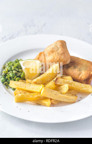 Porzione di pesce e patatine fritte Foto Stock