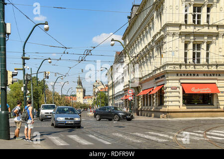Praga, Repubblica ceca - Agosto 2018: due persone in attesa di attraversare una strada nel centro di Praga. Foto Stock
