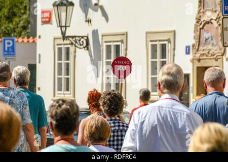 Praga, Repubblica ceca - Agosto 2018: la gente in giro per Praga a seguito di una guida turistica che tiene una bandiera rossa. Foto Stock