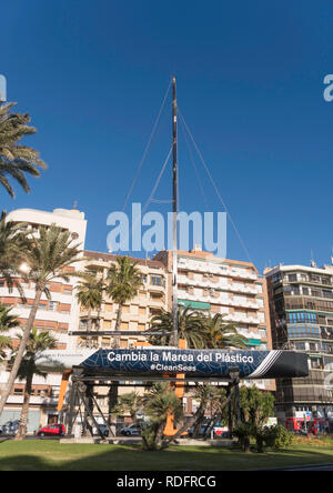 Girare la marea di plastica di una barca da regata sponsorizzata dalla Fondazione Mirpuri di Alicante in Spagna, Europa Foto Stock