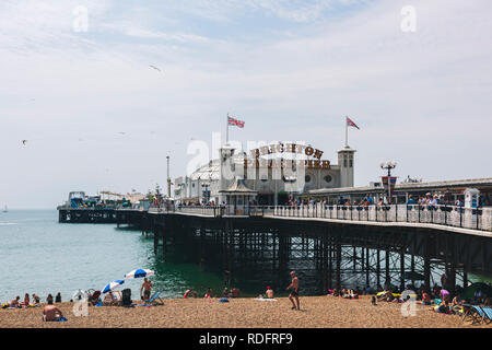 Brighton Palace Pier in una giornata di sole in Brighton, Inghilterra, Regno Unito. Foto Stock