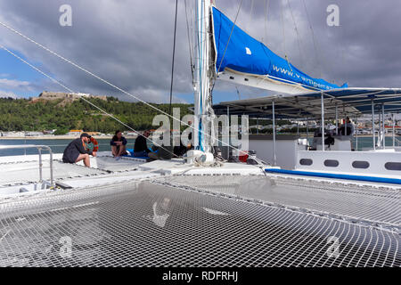 I turisti in barca a vela su un catamarano in sull'estuario del fiume Sado vicino a Setubal, Portogallo Foto Stock