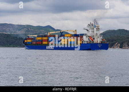 Contenitore di carico nave Arkas sull'Oceano Atlantico vicino a Setubal in Portogallo Foto Stock