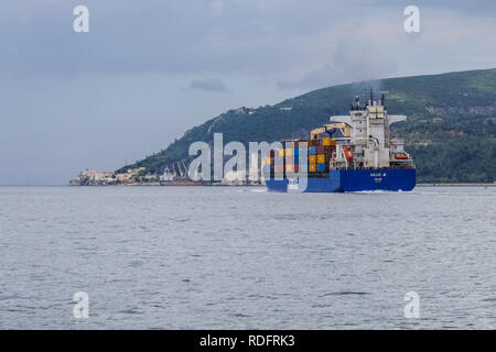 Contenitore di carico nave Arkas sull'Oceano Atlantico vicino a Setubal in Portogallo Foto Stock