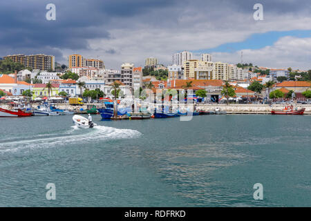 Coloratissime barche di pescatori ormeggiate al porto di Setúbal Pesca Dock, Setubal, Portogallo Foto Stock