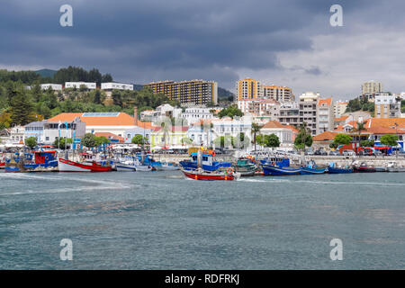 Coloratissime barche di pescatori ormeggiate al porto di Setúbal Pesca Dock, Setubal, Portogallo Foto Stock