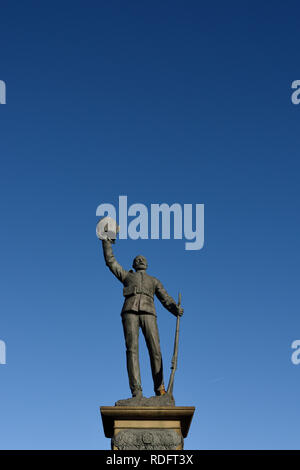 Lancashire Fusiliers Boer War Memorial, Statua del soldato contro il cielo blu profondo a Bury lancashire uk Foto Stock
