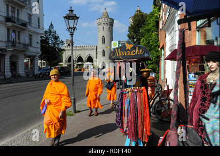 18.09.2014, Potsdam, Brandeburgo, Germania, Europa - i monaci buddisti sono a piedi giù per una strada nel quartiere olandese con il Nauen cancello in sfondo. Foto Stock