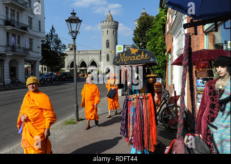 18.09.2014, Potsdam, Brandeburgo, Germania, Europa - i monaci buddisti sono a piedi giù per una strada nel quartiere olandese con il Nauen cancello in sfondo. Foto Stock